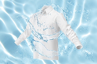 Chemise blanche à manches longues entourée d'éclaboussures d'eau sur un fond bleu aquatique.
